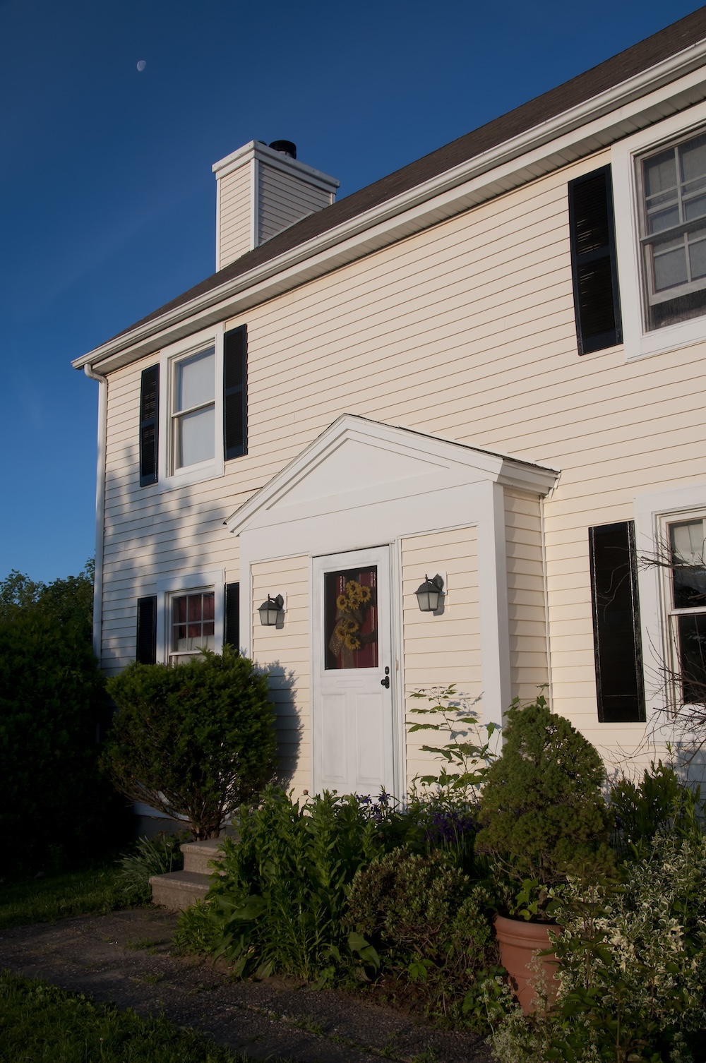 a view of a house from the side